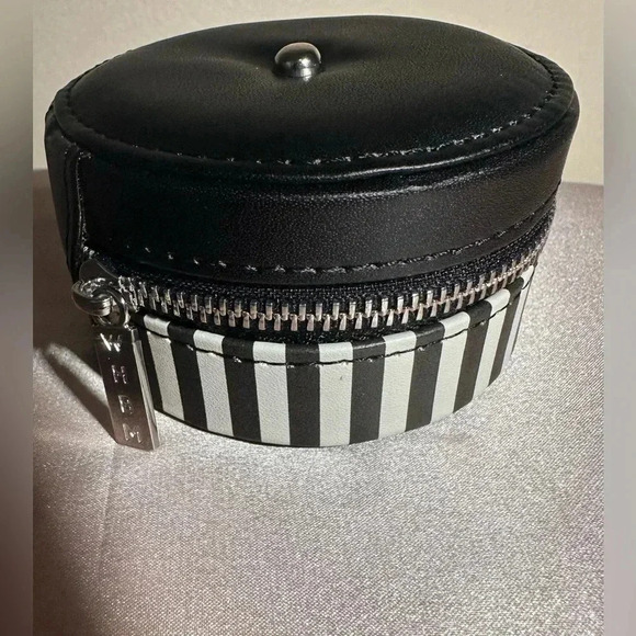 WHBM Silver & Rhinestone Earrings & Necklace Set With Gift Box - Picture 4 of 7